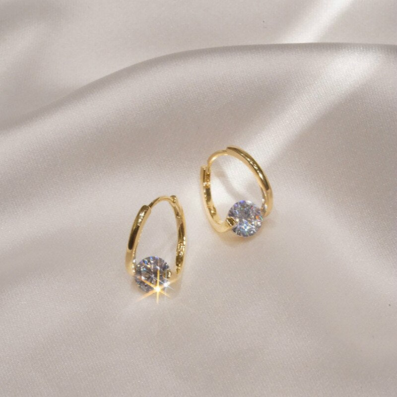 Boucle d'oreille Anneau Doré Point de Lumière / Le Bijou de la Femme Moderne et Élégante