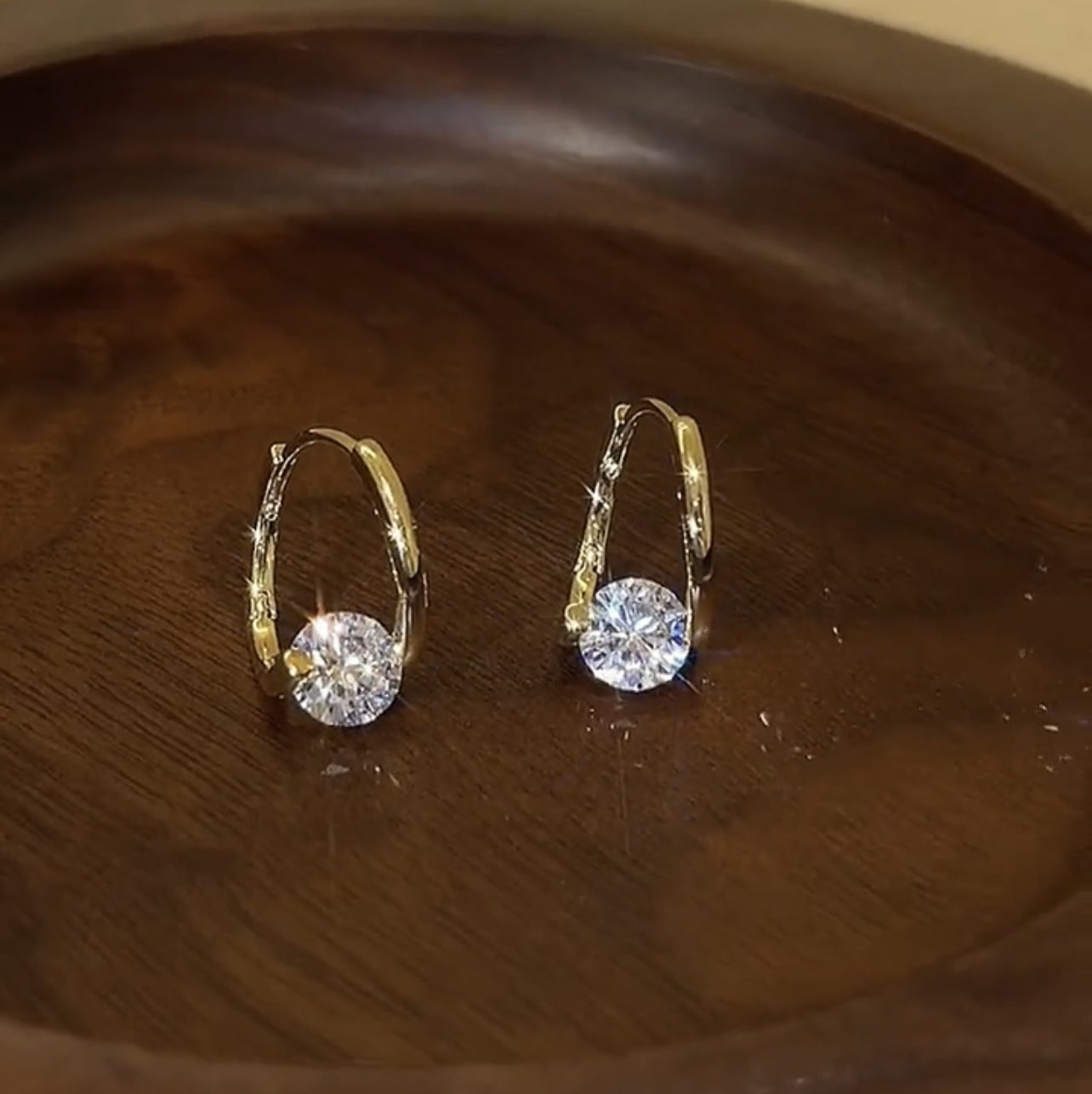 Boucle d'oreille Anneau Doré Point de Lumière / Le Bijou de la Femme Moderne et Élégante